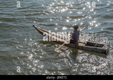 Pimentel, Peru - 16. März 2015: Die Fischer geht zum Meer auf einer traditionellen peruanischen kleine Reed Boote (Caballitos de Totora), Stroh Boote noch b verwendet Stockfoto