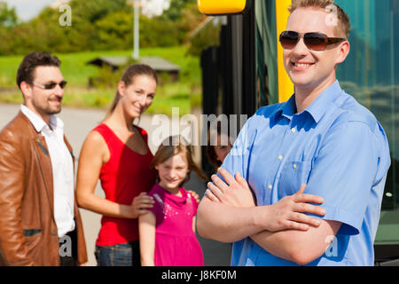 Passagiere steigen in einen bus Stockfoto