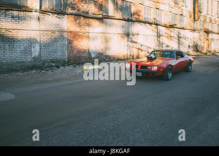 TALLINN, Estland - 6. Mai 2017: American Beauty Car Show, in der Bewegung 1975 Pontiac Firebird ulica Kalamaja Bezirk. Stockfoto