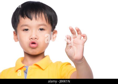 Kleine asiatische junge zeigt seine verlorenen Milchzahn in der Hand - Nahaufnahme Stockfoto