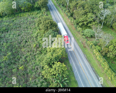 LKW Fracht Luftbild in grüner Natur Straße tragen. LKW auf Autobahn Stockfoto