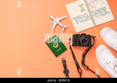 Sommer Reisen Konzept. Reisezubehör auf orangem Hintergrund. Stockfoto