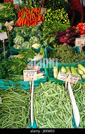 Frisches Gemüse zum Verkauf auf einem Markt stall im Stadtzentrum, Heraklion, Kreta, Griechenland, Europa. Stockfoto