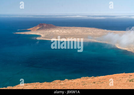 Insel La Graciosa Vom Mirador del Río aus gesehen...gabs, Lanzarote, Kanarische Inseln, Spanien |  Insel La Graciosa gesehen vom Mirador del Río, Lanzarote, Stockfoto