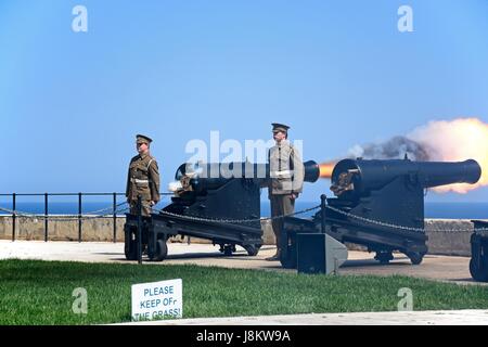 Soldaten schießen The Noon Gun im salutieren, Batterie, Valletta, Malta, Europa. Stockfoto