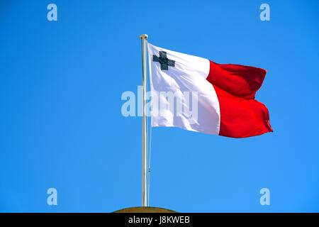 Maltesischer Flagge vor einem blauen Himmel, Valletta, Malta, Europa. Stockfoto