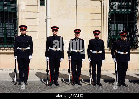 Uniformierte Soldaten auf der Parade außerhalb der Auberge de Castille für eine EU-Konferenz in Castille Square, Valletta, Malta, Europa. Stockfoto