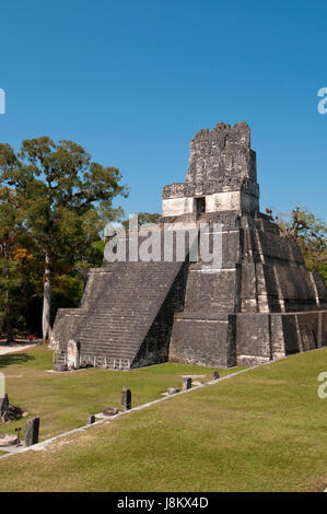 Tempel II, Maya-Ausgrabungsstätte von Tikal, Guatemala. Stockfoto