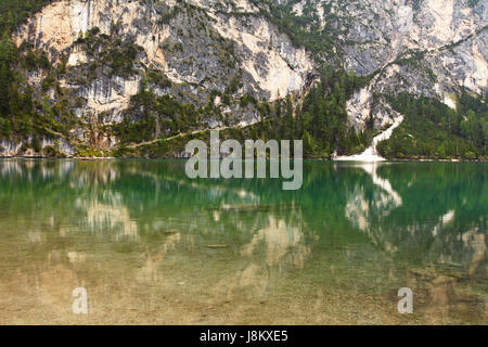 See in Italien Berg - Lago di Braies in Alpen Stockfoto