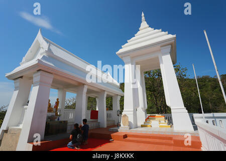 Buddhas Fußabdruck des Buddhismus auf der Grossschanze in Ko Si Chang Insel Chonburi Provinz, beliebtes Reiseziel in Thailand. Stockfoto