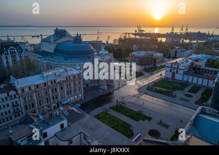 Luftaufnahme der Sonnenaufgang über dem ukrainischen Odessa Opera House. Den Hafen von Odessa ist im Hintergrund Stockfoto