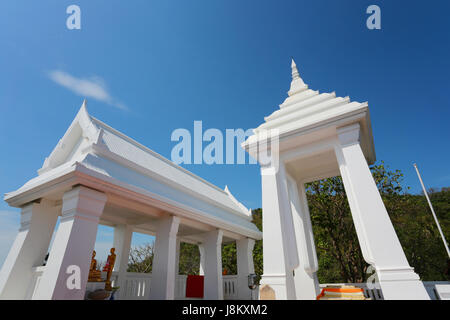 Buddhas Fußabdruck des Buddhismus auf der Grossschanze in Ko Si Chang Insel Chonburi Provinz, beliebtes Reiseziel in Thailand. Stockfoto