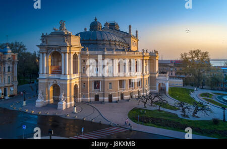 Schöne erhöhten Drohne Bild des ukrainischen Odessa Opera House bei Sonnenaufgang. Stockfoto