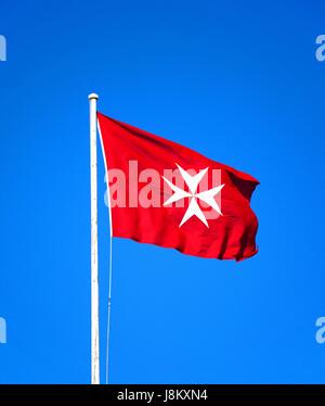 Maltesischer Flagge vor einem blauen Himmel, Valletta, Malta, Europa. Stockfoto