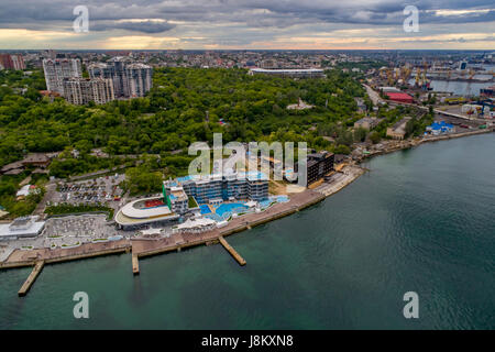 Luftbild-Drohne Bild von Langeron Strand und Schewtscheko Park in Odessa Ukraine Stockfoto