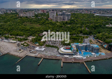 Luftbild-Drohne Bild von Langeron Strand und Schewtscheko Park in Odessa Ukraine Stockfoto