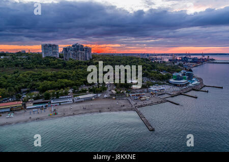 Luftbild-Drohne Bild von Langeron Strand und Schewtscheko Park in Odessa Ukraine Stockfoto