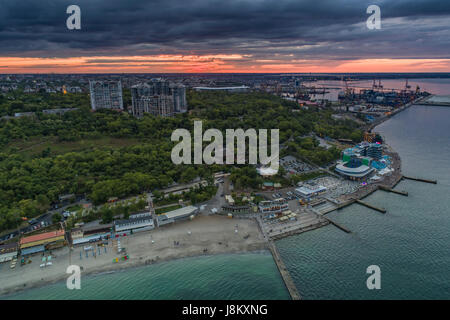 Luftbild-Drohne Bild von Langeron Strand und Schewtscheko Park in Odessa Ukraine Stockfoto