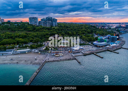 Luftbild-Drohne Bild von Langeron Strand und Schewtscheko Park in Odessa Ukraine Stockfoto