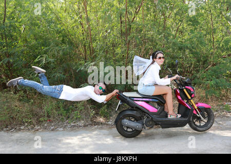 Asiatische Paare Prewedding fotografieren im Konzept der Liebe Spaß und Abenteuer, Bräutigam und Braut in Thailand. Stockfoto