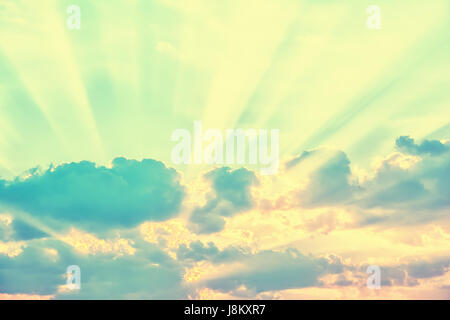 Sunrise-Himmel mit Sonne bricht durch die Wolken. Vintage getönt Stockfoto