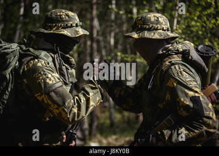 Zwei Soldaten, die Hände schütteln Stockfoto