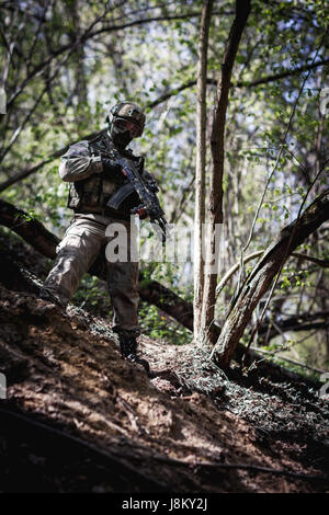 Soldaten mit Gewehr Stockfoto