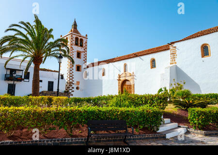 Dorfplatz mit Kirche in Betancuria Dorf auf der Insel Fuerteventura, Spanien Stockfoto