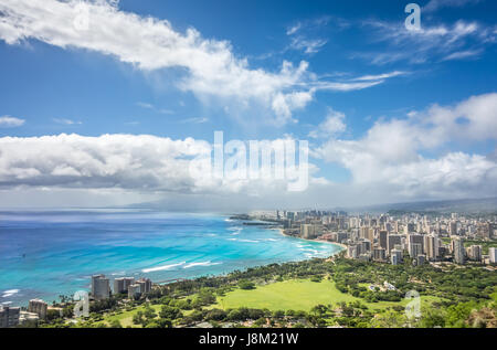 Ein Gewitter weicht schönen blauen Himmel über Honolulu und dem wunderschönen türkisfarbenen Wasser von Waikiki, wie gesehen von der Spitze des Diamond Head-Gipfel Stockfoto