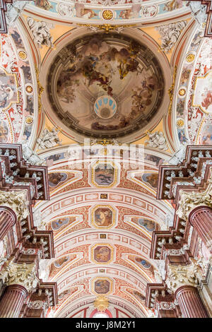 POZNAN, Polen - 4. August 2014: Die Decke ist in der Kirche unserer lieben Frau von der immerwährenden Hilfe und St. Mary Magdalene in Posen am August 04, 20 bemalt Stockfoto