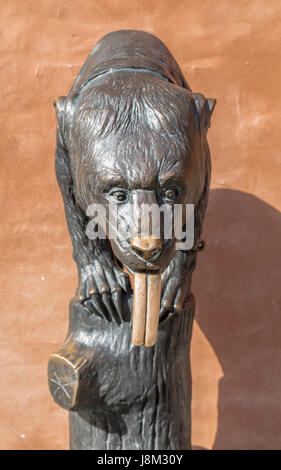 Statue eines Bären mit einer langen Zunge im Rathaus in Breslau. Polen Stockfoto