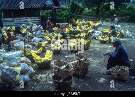 Bergleute nehmen etwas Ruhe, während sie darauf, ihre Schwefel Brocken bereit warten, wog Paltuding Post, Mount Ijen, Ost-Java, Indonesien. Stockfoto