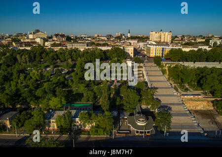 Erhöhte drone Bild der Potemkinschen Treppe und Prymorski Boulevard mit Istanbul Pakr und die Odessa Skyline hinter sich. Bei Sonnenaufgang im Sommer mor genommen Stockfoto