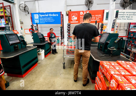 Kunden mit Self Checkout im Bunnings Lager, Wertaufbewahrungsmittel Hauptverbesserungen Shellharbour, New-South.Wales, NSW, Australien Stockfoto