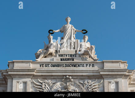 Nahaufnahme der Statue des Ruhmes Belohnung Valor und Genie, Arco da Rua Augusta (Augusta Street Bogen), Praça Comercio, Lissabon, Portugal Stockfoto