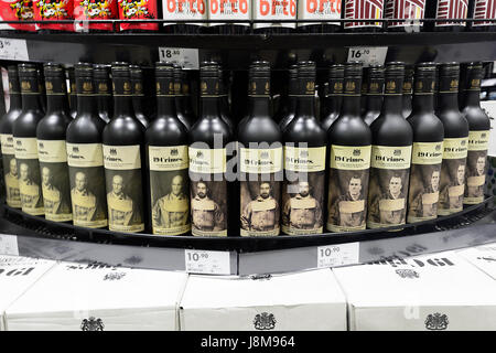 Flaschen des australischen roten Wein 19 Verbrechen auf dem Display zu verkaufen, Australien Stockfoto