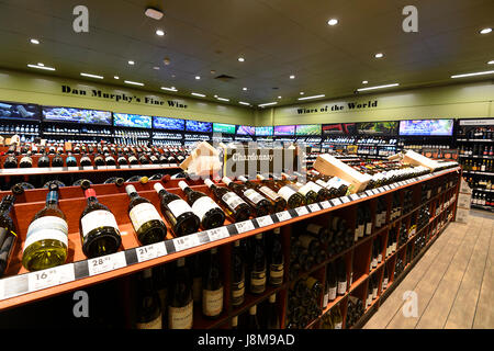 Flaschen Wein auf dem Display an Dan Murphy Liquor Store, Shellharbour, New-South.Wales, NSW, Australien Stockfoto