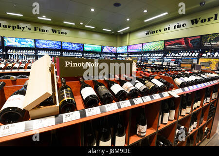 Flaschen Wein auf dem Display an Dan Murphy Liquor Store, Shellharbour, New-South.Wales, NSW, Australien Stockfoto