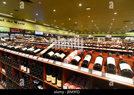 Flaschen Wein auf dem Display an Dan Murphy Liquor Store, Shellharbour, New-South.Wales, NSW, Australien Stockfoto