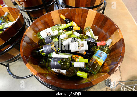 Flaschen Wein auf dem Display in eine halbe Fass an Dan Murphy Liquor Store, Shellharbour, New-South.Wales, NSW, Australien Stockfoto