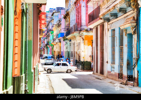 Farbenfrohe Gebäude auf Straße in Havanna Stadt, Kuba, kubanische Häuser, La Habana, Kuba, kubanische Havanna Häuser, Alt-Havanna, Habana Vieja Stockfoto