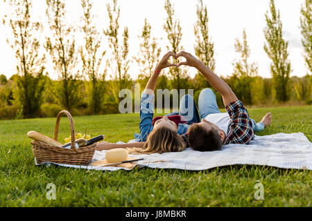 Glückliches Paar in Liebe, liegen über den Park und den Tag gemeinsam zu genießen Stockfoto