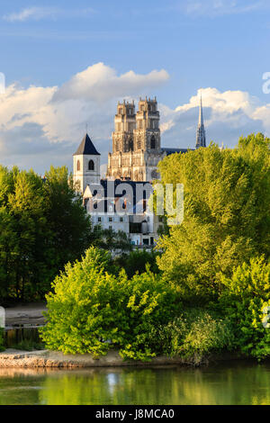 Frankreich, Loiret, Orleans, die Loire, die Kathedrale Sainte Croix und die Kirche Saint Donatien Stockfoto