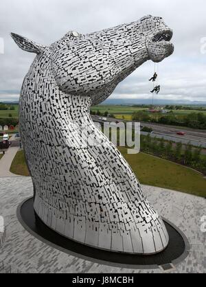 Rope Access Techniker Andrew Pennycuick (unten), Paul Smith (Mitte) und John Benson durchführen der ersten Gesundheitscheck auf die Kelpies in Falkirk nähern sie sich ihren dritten Geburtstag. Stockfoto