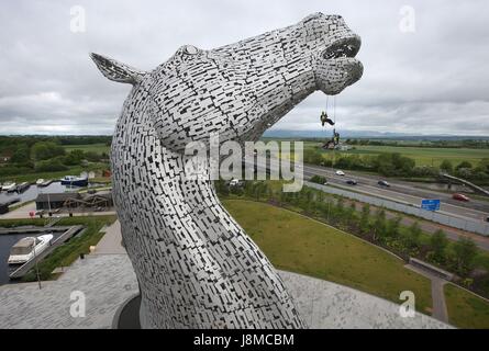 Rope Access Techniker Andrew Pennycuick (unten), Paul Smith (Mitte) und John Benson durchführen der ersten Gesundheitscheck auf die Kelpies in Falkirk nähern sie sich ihren dritten Geburtstag. Stockfoto