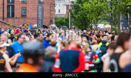 Mit Blick auf die Startlinie über zwanzig Tausend Läufer, die für Anfang 2017 Liverpool Rock n Roll Marathon vorbereiten stattfand Stockfoto
