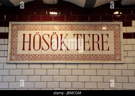 Seitenwandblech innerhalb des Hosek Tere Budapester U-Bahnhof in Budapest, Ungarn. Stockfoto