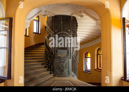 Der alte Aufzug im Treppenhaus eines Wohnhauses in Sankt-Petersburg Stockfoto
