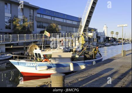 Viareggio (Toskana), Badeort, die Rückkehr der Fischerboote im Hafen-Kanal Burlamacca Stockfoto