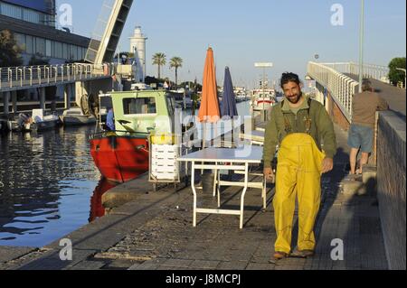 Viareggio (Toskana), Badeort, die Rückkehr der Fischerboote in Burlamacca Hafenkanal, Direktverkauf von Fisch auf der Anklagebank Stockfoto